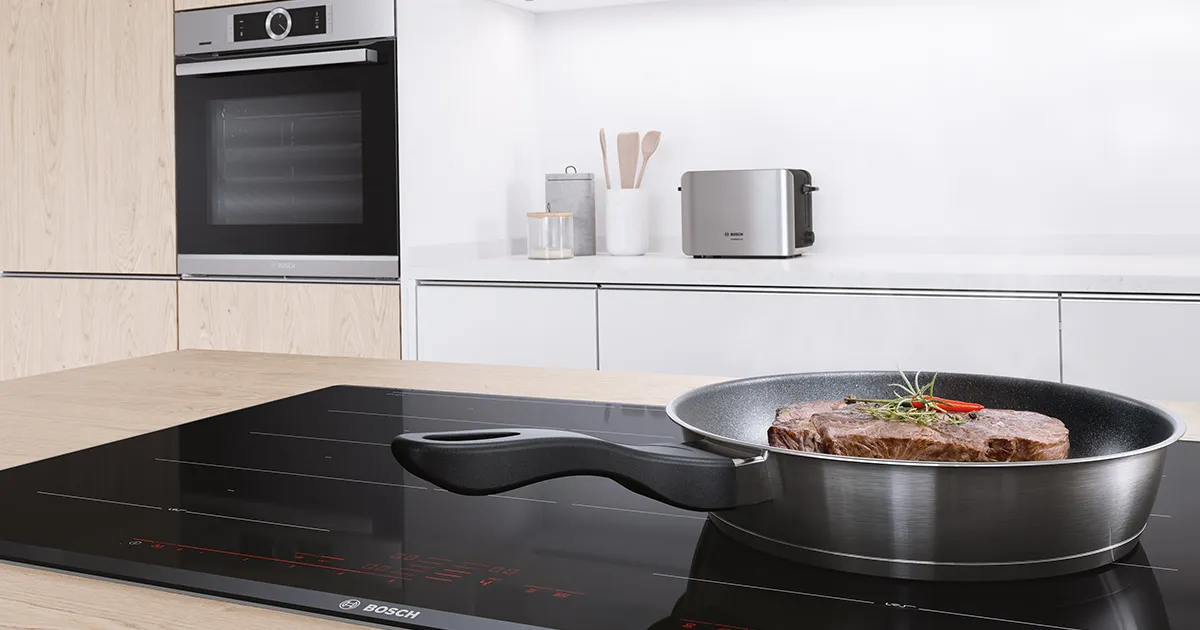 Cozinha com placa de indução e forno Bosch encastrados