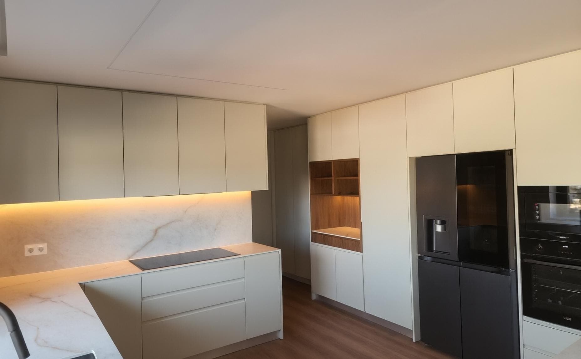 Cozinha lacada com eletrodomésticos encastrados de topo