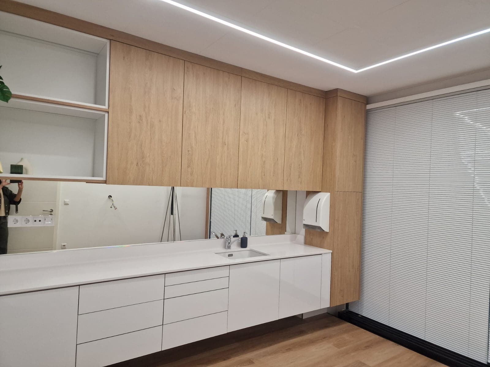 Móvel de casa de banho por medida em carvalho e lacado branco
